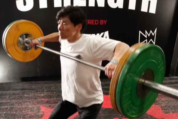 【僧帽筋上部の鍛え方】ハイプルのやり方を2015年全日本ウエイトリフティング選手権大会77kg級チャンピオンの本間智也コーチが動画で解説