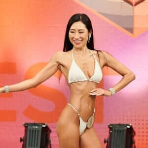 背中の筋肉美を磨き上げ、56歳ビキニ女王が総合優勝「オバサンでも頑張ってます！」