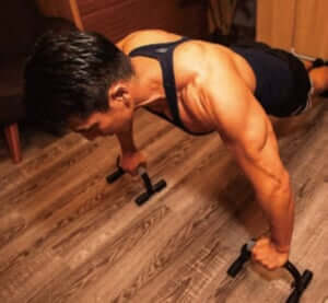 家トレでも「ベンチプレス100㎏」は目指せる!メンズフィジーク世界王者が解説する【腕立て伏せの効果的なやり方③】