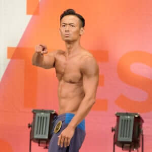 “サラリーマン太郎”が1回300円の市営ジムで作り上げた身体で筋肉コンテスト奮闘