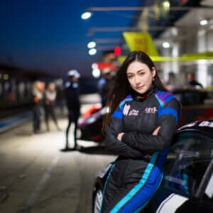 【レーシングドライバー塚本ナナミ・ドレス女王への挑戦①】時速300kmに耐えるためのカラダ作りで目覚めた筋トレ愛