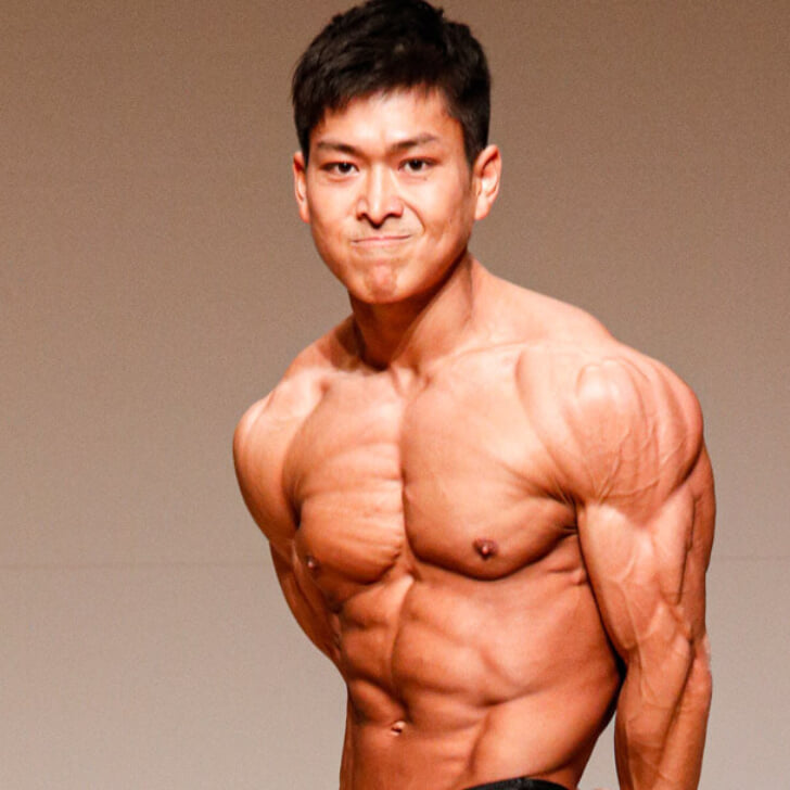 絞ることに重点を置き筋線維がしっかりとみえる肉体美を披露した