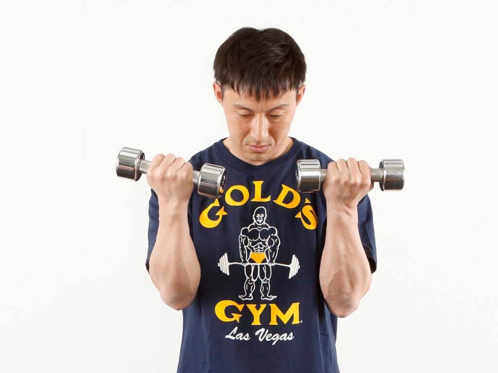 ダンベルで腕トレ！【上腕二頭筋】に効く2種目━筋トレ初心者にありがちな「よくあるNG」解説付き【ボディビル元世界王者監修】