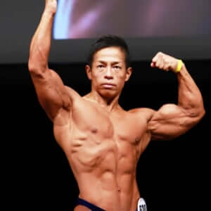 バズーカ岡田が迫力のある大胸筋を披露し強豪揃うボディビル75キロ級で優勝