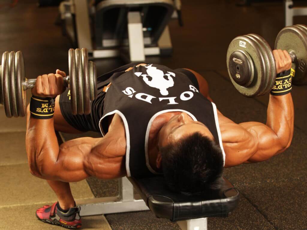 ダンベルプレスとダンベルフライ、効果の違いは？根本的な違いを理解して効率的に大胸筋を鍛えよう【1分で解決！筋トレQ＆A】