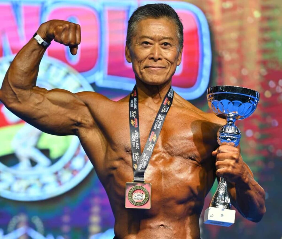 快挙！62歳のボディビルダー林勇宇が国際大会で金メダル！ | FITNESS