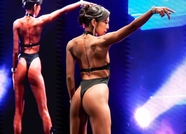 美しいバックポーズで観客を魅了!ダンス経験を活かした堂々のステージング FITNESS LOVE