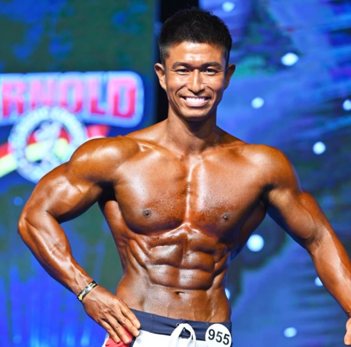 これぞ「板チョコ腹筋」 国際大会3位のメンズフィジーク選手の腹筋を