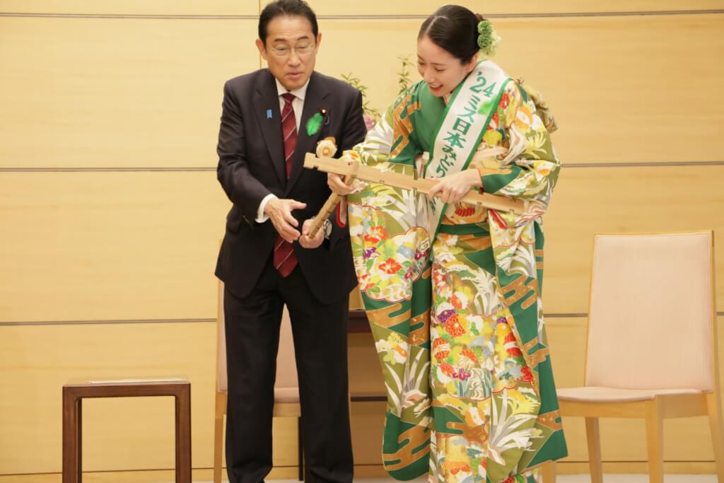 ミス日本みどりの大使の安藤きらりが岸田総理大臣に緑の羽根を着用