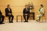 ミス日本みどりの大使の安藤きらりが岸田総理大臣に緑の羽根を着用