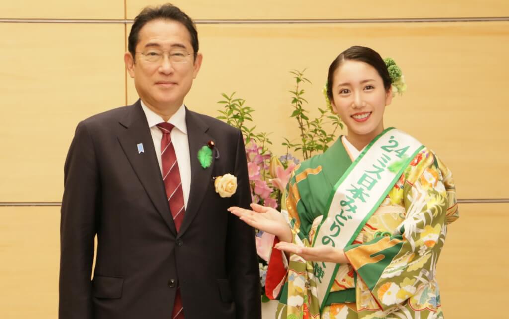 ミス日本みどりの大使の安藤きらりが岸田総理大臣に緑の羽根を着用