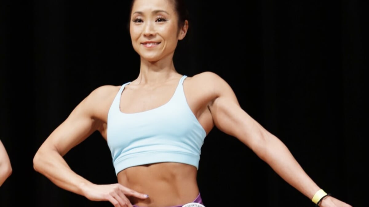 ビキニを着てサーフィンがしたい」と始めた筋トレ 腹筋の美しい縦