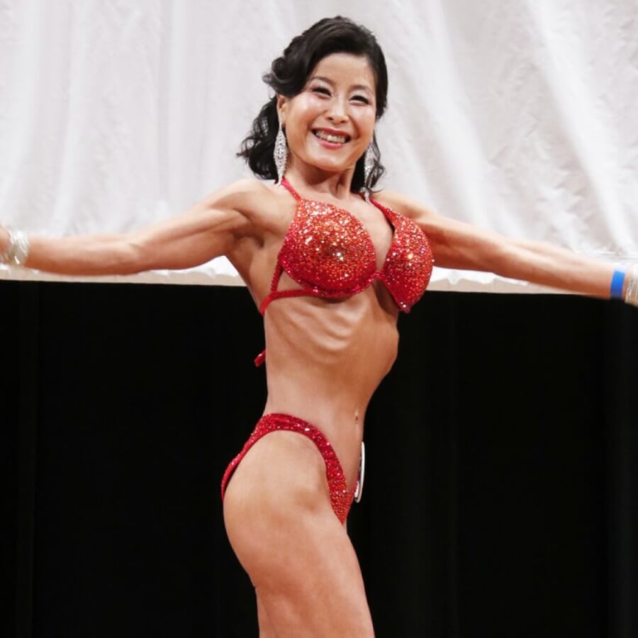 50歳を過ぎてからボディメイクを始めた女性が優勝！ 細いウエストと