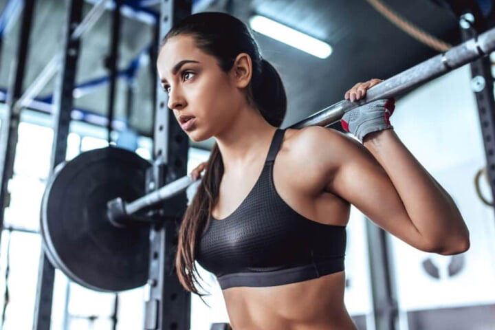 初動は膝から？股関節から？スクワットの正しいやり方を伝説のパワーリフター・三土手大介が解説