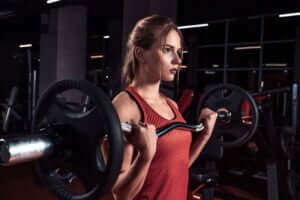 【上腕三頭筋を鍛える筋トレ】バーベルカールのやり方や、EZバーとストレートバーの選び方は？