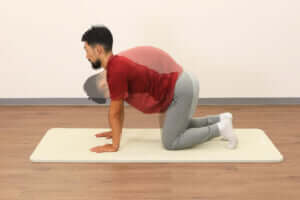 寝ながら・座ったままでもできるものも！腰痛改善のためのストレッチをYouTubeで話題のトレーナーが伝授【連載】