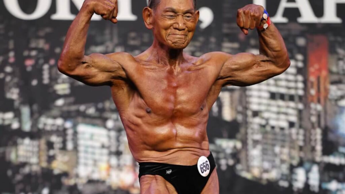 審査員がスマホで撮影！ 88歳のレジェンドボディビルダーに世界大会が