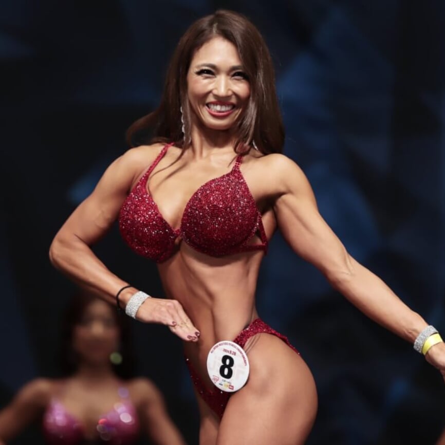 39歳看護師が逆三ボディを作り上げ、ビキニでコンテスト全国入賞！ 不