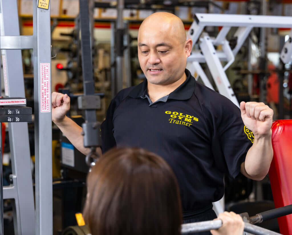 「フリーウエイトとマシン、どちらを先にするべきか」ゴールドジム流・初心者が迷わないための超入門書