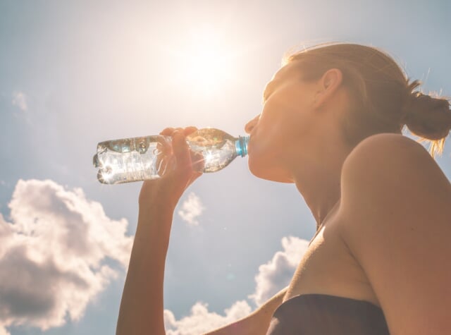 水分補給する女性