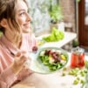 食事を楽しむ女性
