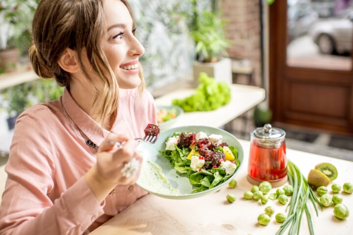 食事を楽しむ女性