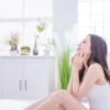 スキンケアをする女性