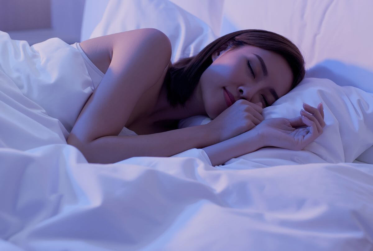 熟睡する女性