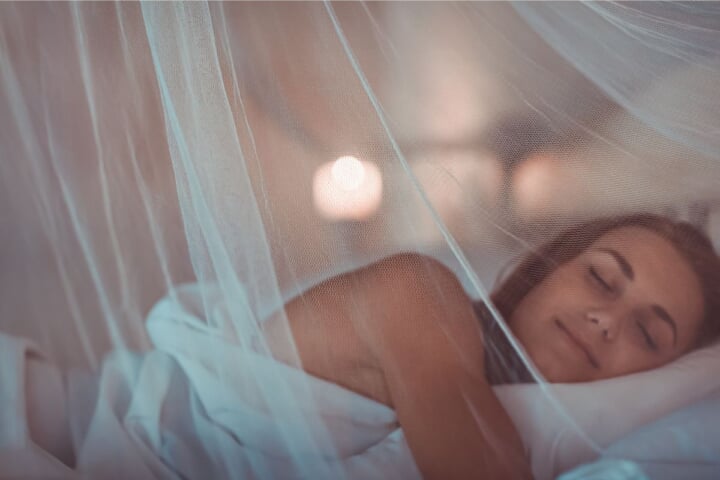 熟睡する女性