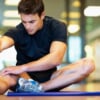 ハムストリングスのストレッチをする男性