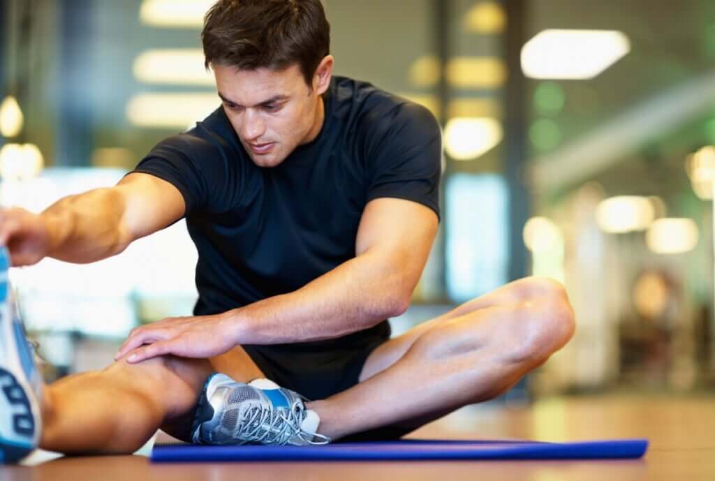 ハムストリングスのストレッチをする男性