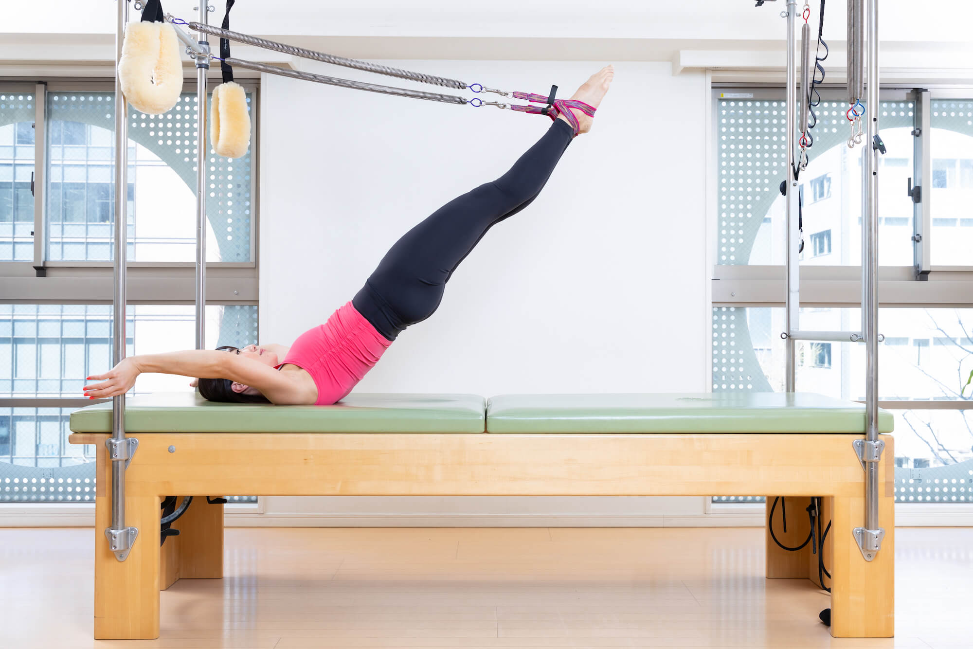 スマホ操作とデスクワークでのお悩みにも！ドルフィンやコブラなどピラティスで「頭と身体の連携」を整えて背骨本来の動きを取り戻そう