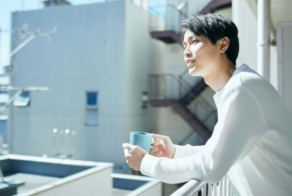 コーヒーを楽しむ男性