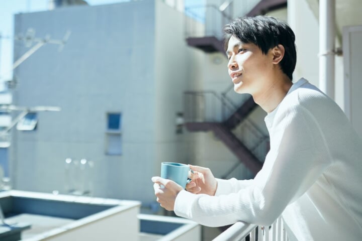 コーヒーを楽しむ男性