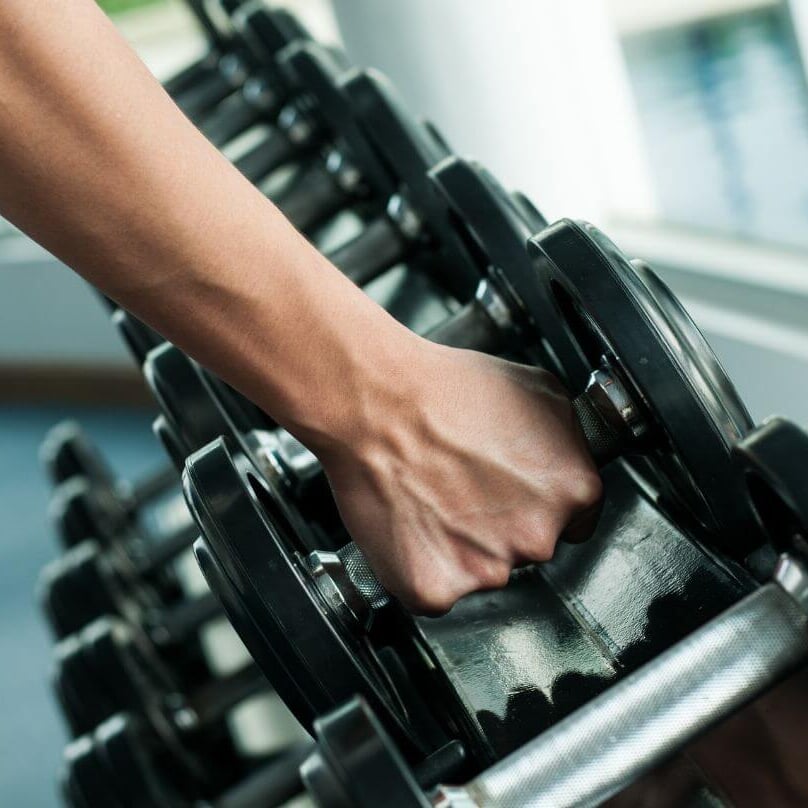 ショルダープレス ショルダープレスを進化させる！最強トレーニング「Zプレス」の効果と