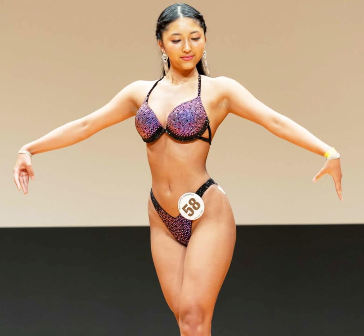 15歳の高校生がビキニフィットネス初挑戦でメダル獲得 「肩は苦手