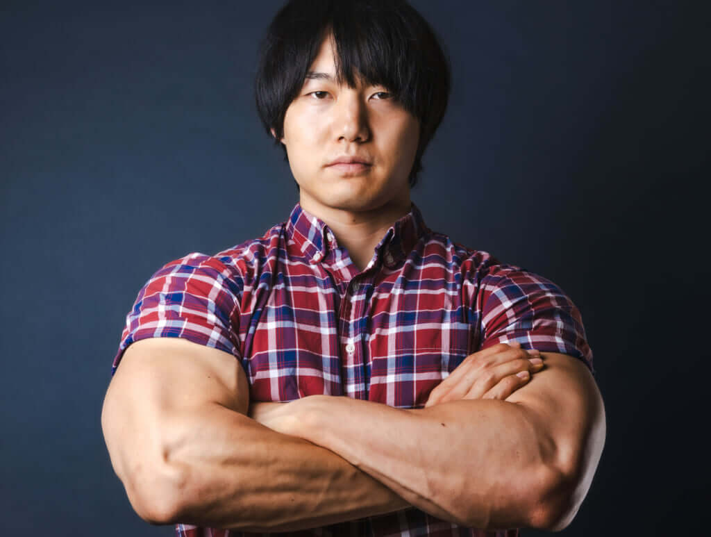 ♫マッチョ ♫ 上腕48.5cm、ベンチ185kg━脱がない筋肉芸人・青木マッチョのロング