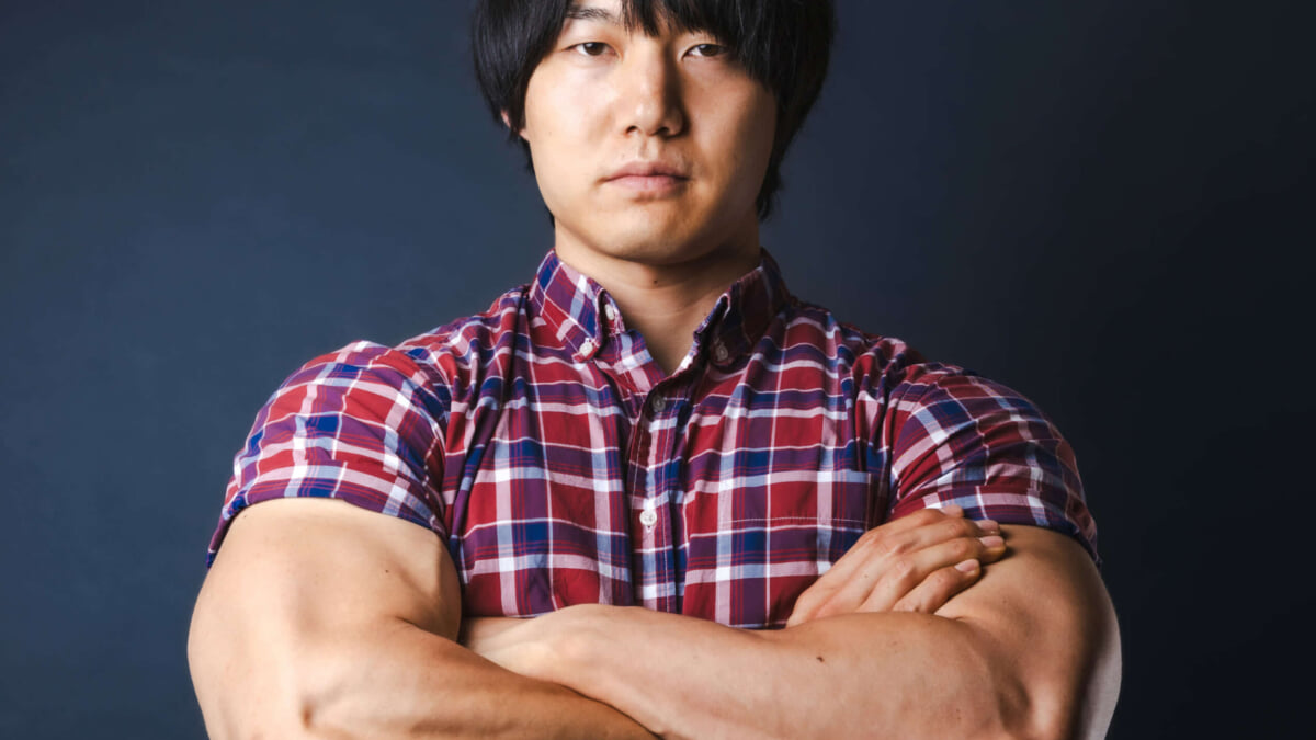 上腕48.5cm、ベンチ185kg━脱がない筋肉芸人・青木マッチョのロング