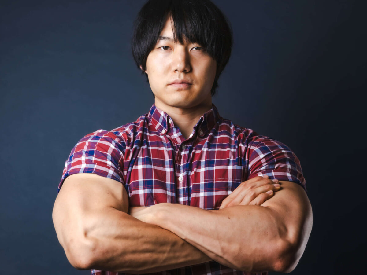 上腕48.5cm、ベンチ185kg━脱がない筋肉芸人・青木マッチョのロング