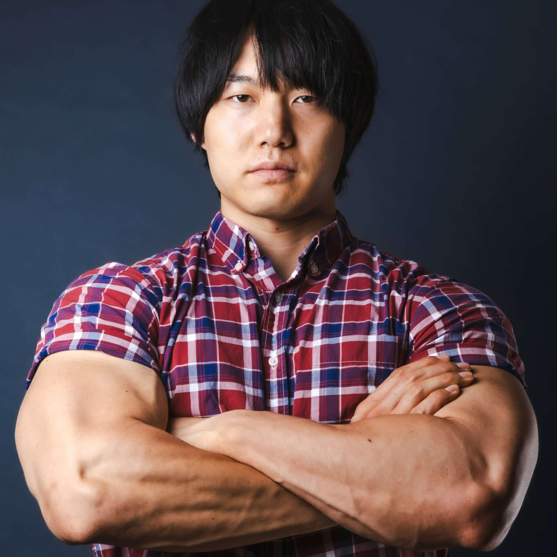 筋肉足りてない 上腕48.5cm、ベンチ185kg━脱がない筋肉芸人・青木マッチョのロング