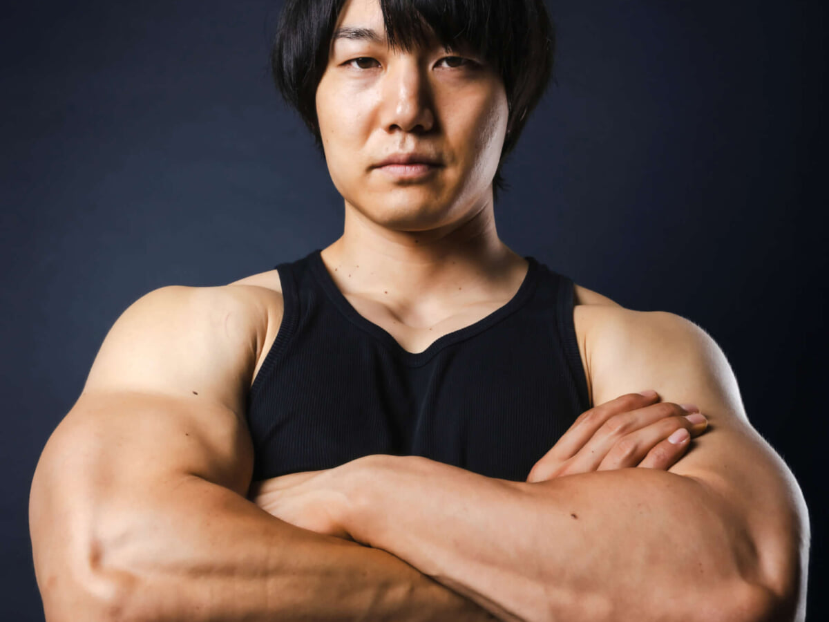 上腕48.5cm、ベンチ185kg━脱がない筋肉芸人・青木マッチョのロング