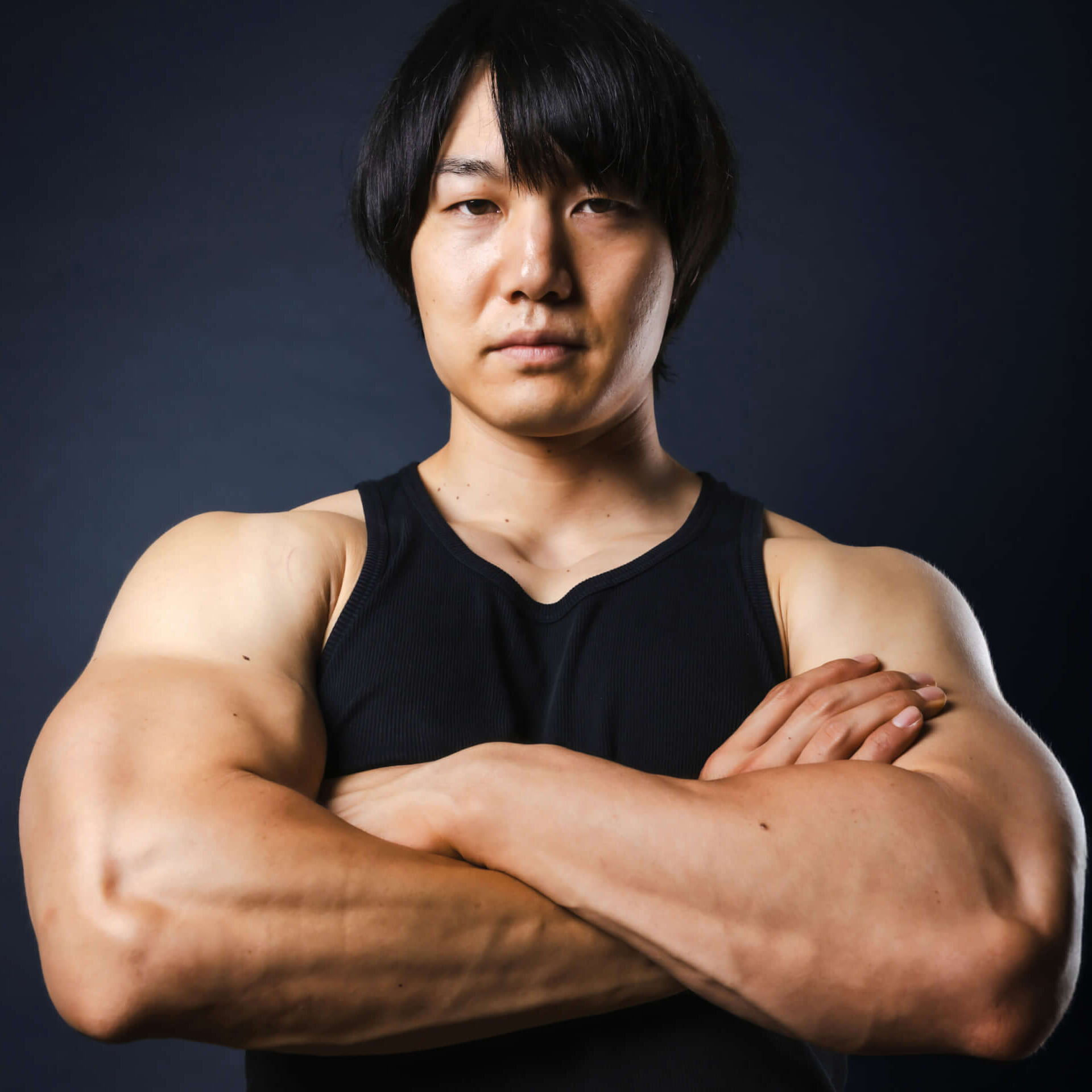 上腕48.5cm、ベンチ185kg━脱がない筋肉芸人・青木マッチョのロング