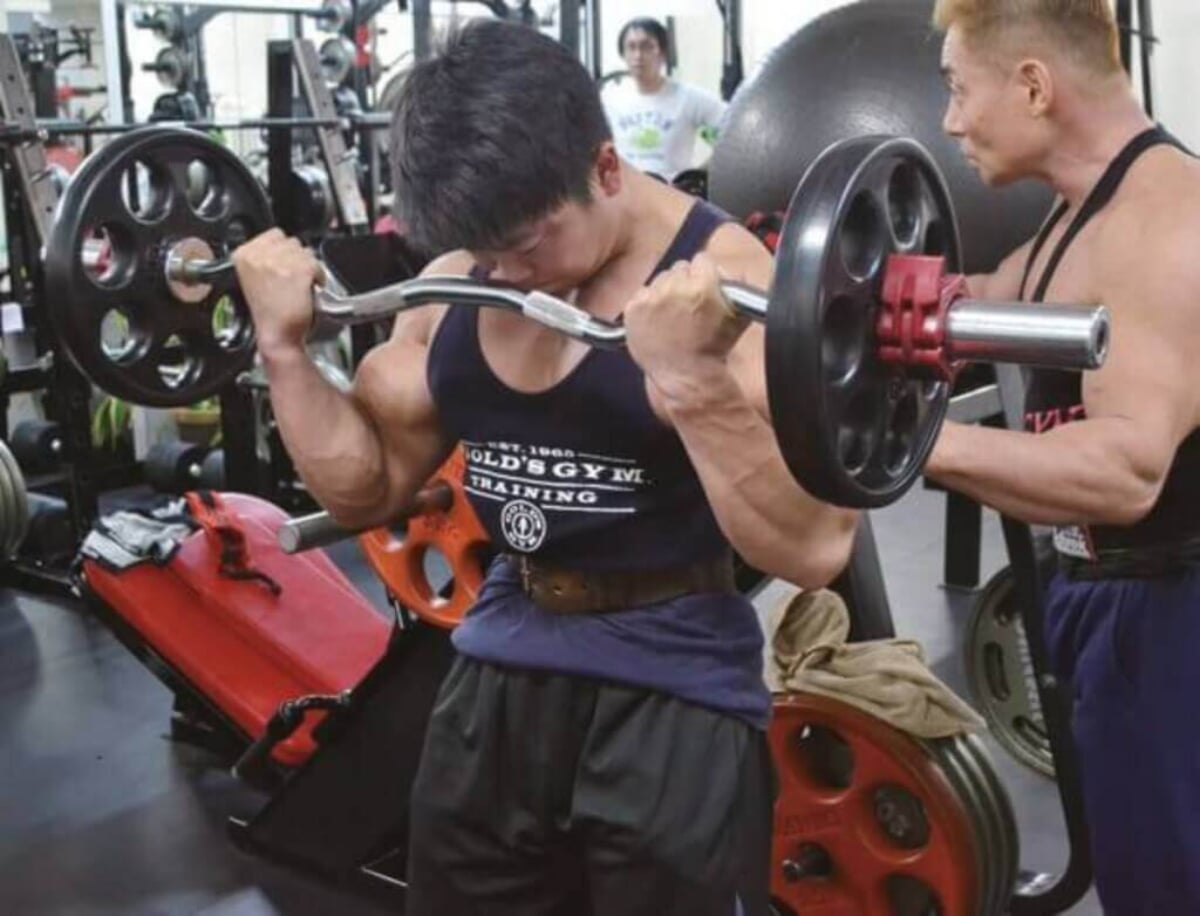 上腕二頭筋の鍛え方】筋トレで重要なダンベルカールのやり方を鋼鉄の男