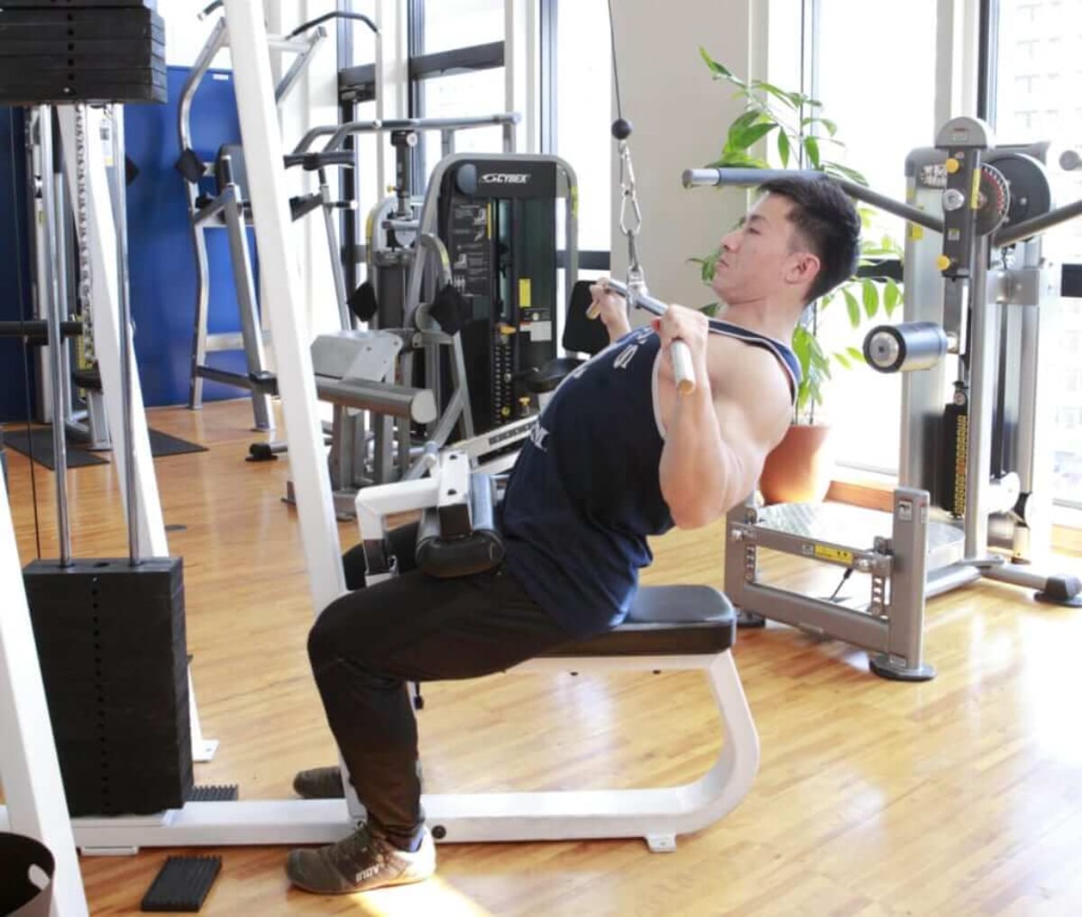 ラットプルダウンを極めろ！アタッチメントの違いで効く部位が大きく