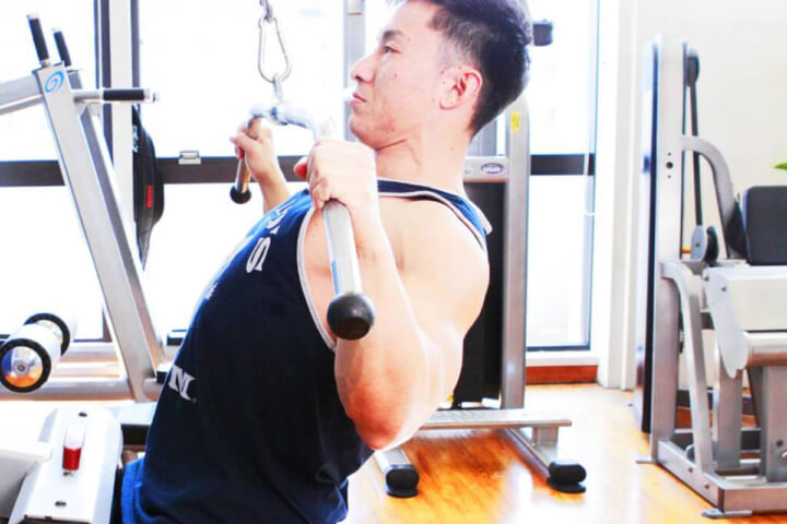 ラットプルダウンのやり方やコツとは？背中の筋トレで知っておきたいことをボディビル世界王者・鈴木雅が解説