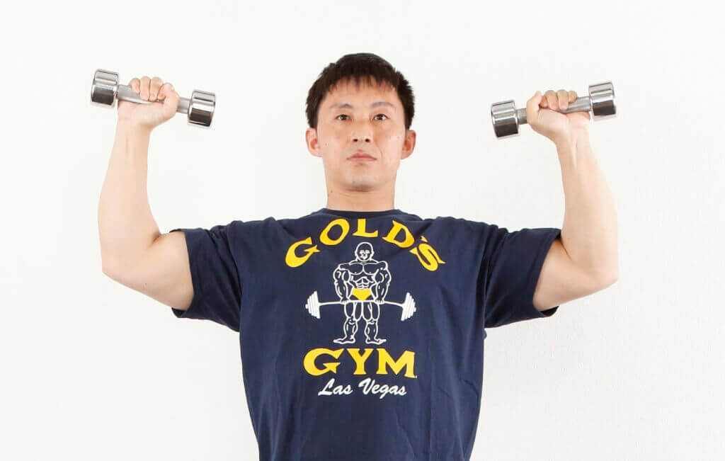 自宅で肩トレ！ダンベルを使った【三角筋】筋トレメニュー3種目！「よくあるNG」解説付き【ボディビル元世界王者監修】