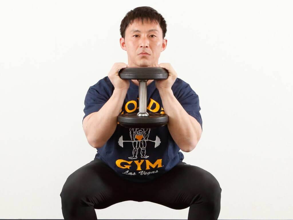 ダンベルスクワットの正しいやり方とポイント！「よくあるNG」解説付き【ボディビル元世界王者監修】