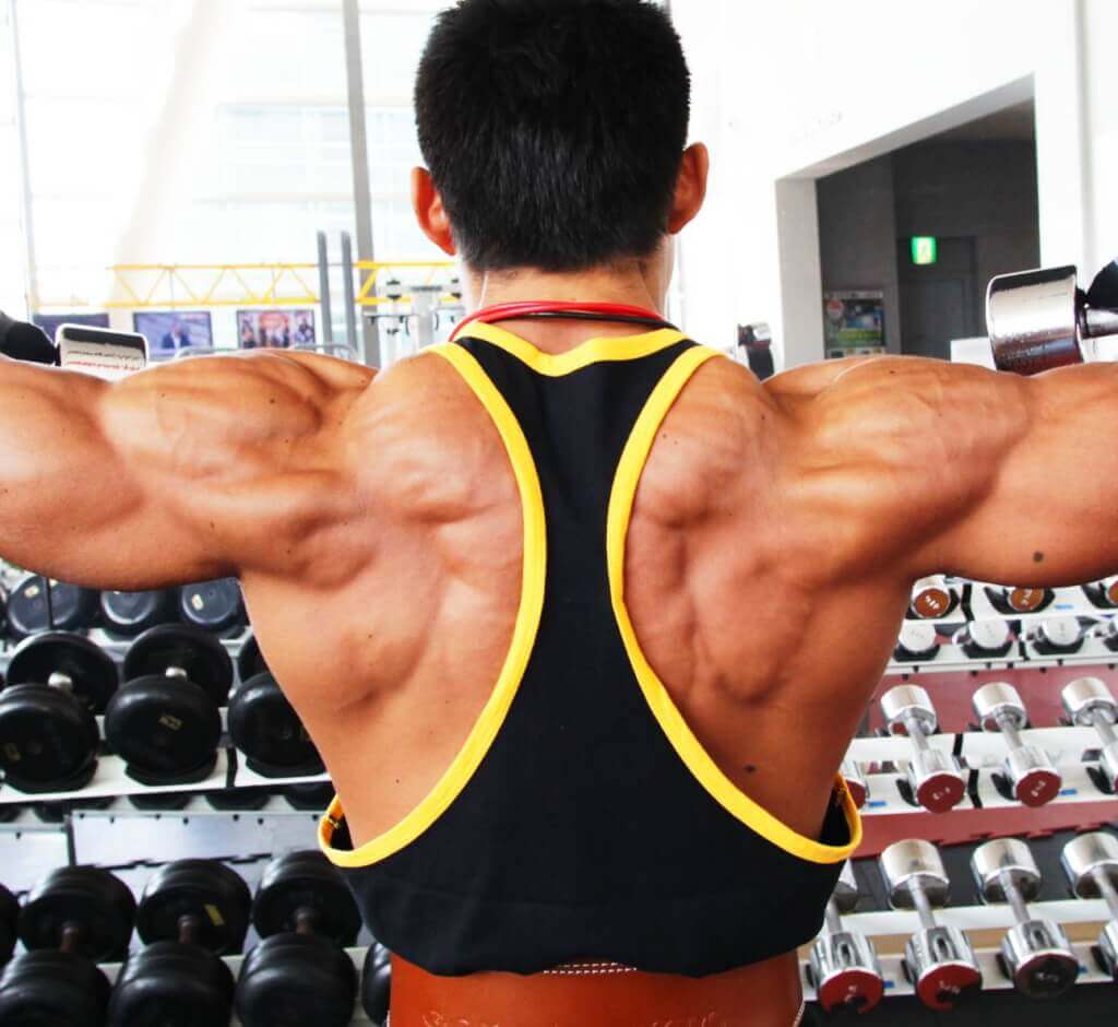 背中の筋トレ、マシンでの効果の差は【グリップの握り方】にあった!世界王者鈴木雅が解説