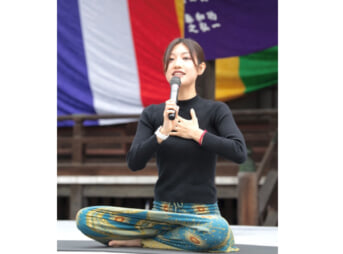 メインステージでのヨガ