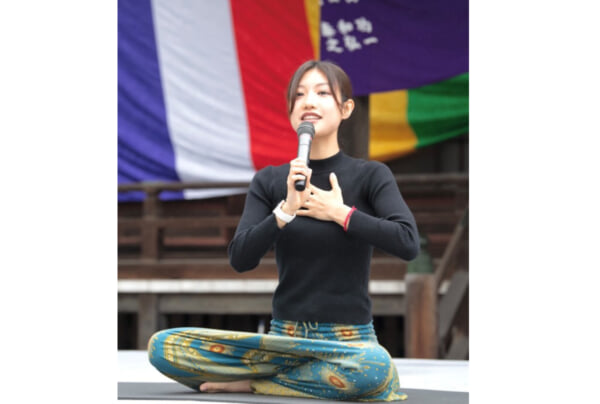 メインステージでのヨガ